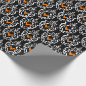 Zwart Wit en Sinaasappel Damask Halloween Bats Cadeaupapier (Hoek)