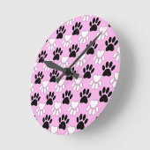 Zwart-wit en wit verf op roze achtergrond ronde klok (Hoek)