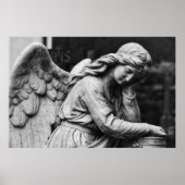 Zwart-wit engelenbeeld op begraafplaats Póster Poster (Voorkant)