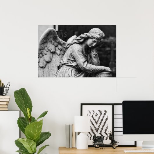 Zwart-wit engelenbeeld op begraafplaats Póster Poster (Thuiskantoor)