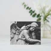 Zwart-wit engelenbeeld op een begraafplaats briefkaart (Staand voorkant)