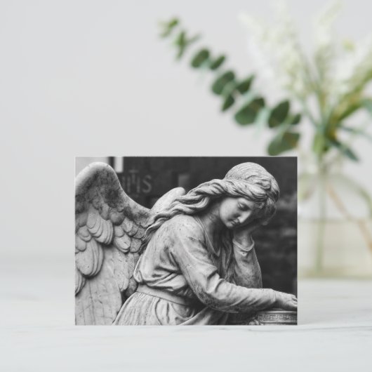Zwart-wit engelenbeeld op een begraafplaats briefkaart (Staand voorkant)
