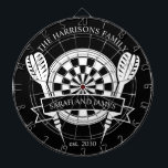 Zwart-wit Familie Custom Name Wedding Dartbord<br><div class="desc">Vier uw speciale dag met de Black and White Family Custom Name Wedding Dart Board. Met een tijdloos monochroom ontwerp kan dit dartbord worden gepersonaliseerd met de achternaam van het paar, waardoor het een unieke herinnering of een speels huwelijkscadeau is. Perfect voor het toevoegen van charme aan uw huis of...</div>
