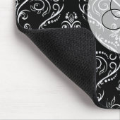 Zwart-wit fijne schaduwpatroon-monogrmed muismat (Hoek)