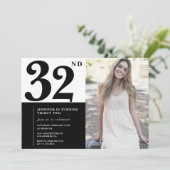 Zwart Wit Foto 32e Verjaardag Uitnodigingen (Staand voorkant)