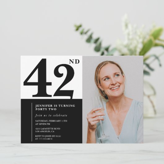 Zwart Wit Foto 42e Verjaardag Uitnodigingen (Staand voorkant)