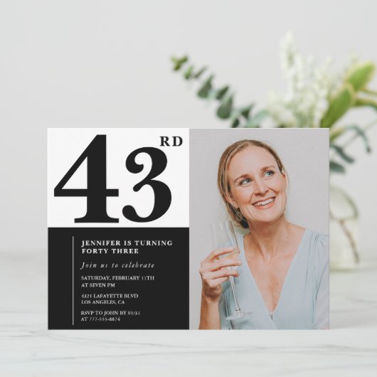 Zwart Wit Foto 43ste Verjaardag Uitnodigingen (Staand voorkant)