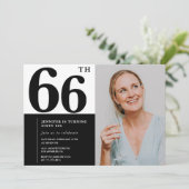 Zwart Wit Foto 66ste Verjaardag Uitnodigingen (Staand voorkant)