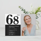 Zwart Wit Foto 68ste Verjaardag Uitnodigingen (Staand voorkant)