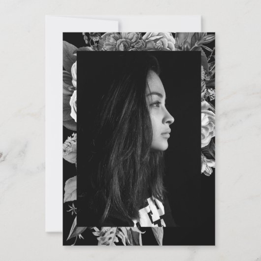 Zwart-wit foto begrafenismonument Aankondiging (Achterkant)