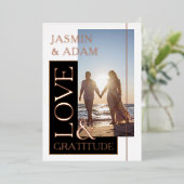 Zwart Wit Foto Bruiloft Liefde en Dankbaarheid Roo Folie Uitnodiging (Staand Voorkant)