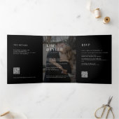 Zwart-wit foto bruiloft RSVP details QR-code Drieluik Uitnodiging (Binnen)