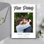 Zwart Wit Foto Bruiloft Save the Date<br><div class="desc">Grappig bruiloft bewaar de datumkaarten in een zwart-wit tekstontwerp met de tekst "Gratis drinken (en we gaan trouwen)". Je gasten zullen het niet kunnen weerstaan om te lachen wanneer ze deze unieke bewaar de datumkaart in de mail ontvangen. Het is de ideale manier om hen te laten weten dat uw...</div>