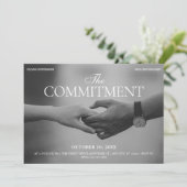 Zwart-wit foto hand vasthouden commitment kaart (Staand voorkant)