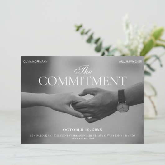 Zwart-wit foto hand vasthouden commitment kaart (Staand voorkant)