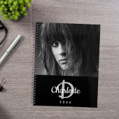 Zwart-wit foto monogram 2026 planner