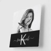 Zwart wit foto monogram naamscript vierkante klok (Hoek)