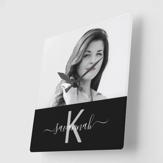 Zwart wit foto monogram naamscript vierkante klok (Hoek)
