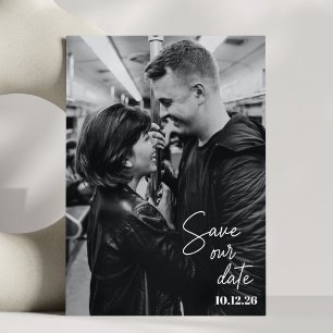 Zwart-wit foto trendy script moderne bruiloft save the date