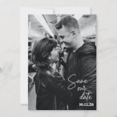 Zwart-wit foto trendy script moderne bruiloft save the date (Voorkant)