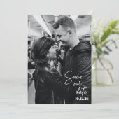 Zwart-wit foto trendy script moderne bruiloft save the date (Staand voorkant)