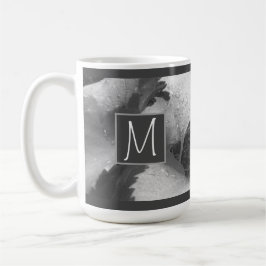 Zwart-wit foto van druivenbladeren Initiaal grijs Koffiemok