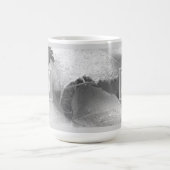 Zwart-wit foto van druivenbladeren Initiaal grijs Koffiemok (Center)