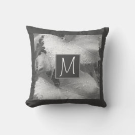 Zwart-wit foto van druivenbladeren Initiaal grijs Kussen