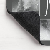 Zwart-wit foto van druivenbladeren Initiaal grijs Muismat (Hoek)