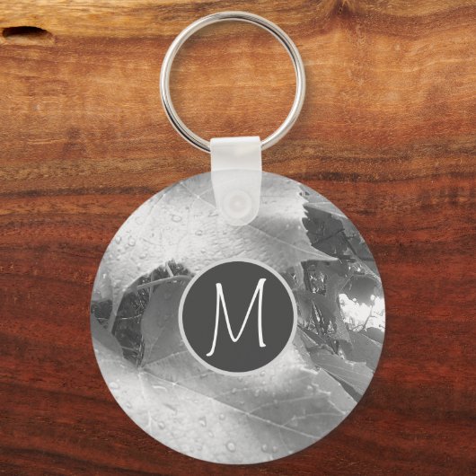 Zwart-wit foto van druivenbladeren Initiaal grijs Sleutelhanger (Achterkant)