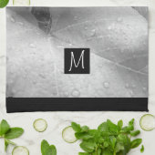 Zwart-wit foto van druivenbladeren Initiaal grijs Theedoek (Gevouwen)