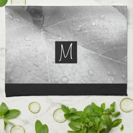 Zwart-wit foto van druivenbladeren Initiaal grijs Theedoek (Gevouwen)