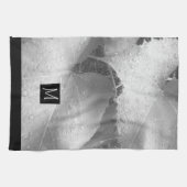 Zwart-wit foto van druivenbladeren Initiaal grijs Theedoek (Horizontaal)