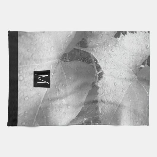 Zwart-wit foto van druivenbladeren Initiaal grijs Theedoek (Horizontaal)