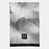 Zwart-wit foto van druivenbladeren Initiaal grijs Theedoek (Verticaal)