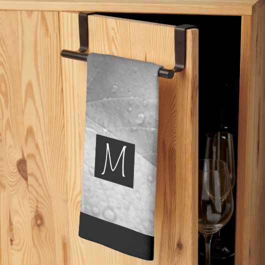 Zwart-wit foto van druivenbladeren Initiaal grijs Theedoek (Derde Gevouwen)