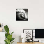 Zwart-wit foto van een brekende oceaangolf poster (Thuiskantoor)