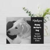 Zwart-wit foto van een knuffelige hond Moederdag Feestdagenkaart (Staand voorkant)
