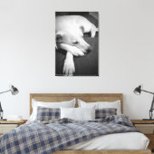 Zwart-wit foto van een mooie hond slapen canvas afdruk (Insitu (Slaapkamer))