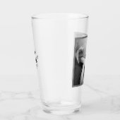 Zwart-wit foto van een mooie hond slapen glas (Rechts)