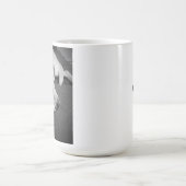 Zwart-wit foto van een mooie hond slapen koffiemok (Center)