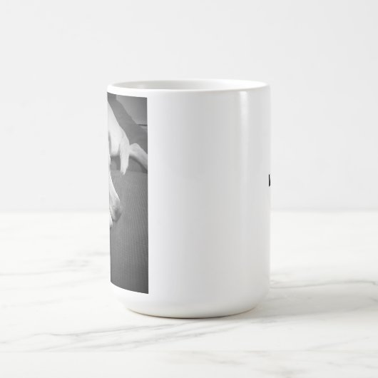 Zwart-wit foto van een mooie hond slapen koffiemok (Center)