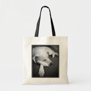 Zwart-wit foto van een mooie hond slapen tote bag