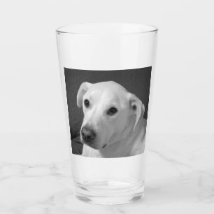 Zwart-wit foto van een mooie zielige hond glas