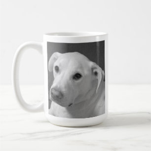 Zwart-wit foto van een mooie zielige hond koffiemok