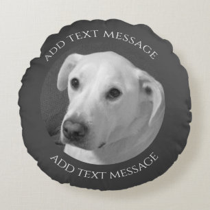 Zwart-wit foto van een mooie zielige hond rond kussen