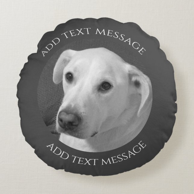 Zwart-wit foto van een mooie zielige hond rond kussen (Voorkant)