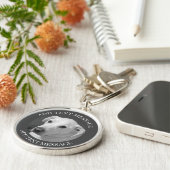 Zwart-wit foto van een mooie zielige hond sleutelhanger (Zijkant)