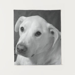 Zwart-wit foto van een mooie zielige hond wandkleed