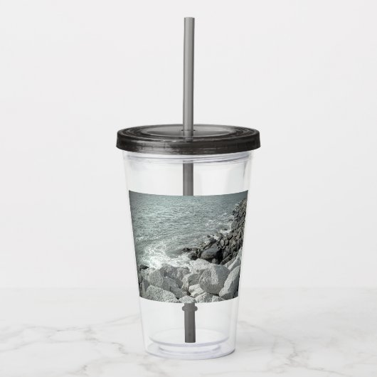 Zwart-wit Foto van een Rocky Ocean Shore Acryl Drinkbeker (Voorkant)